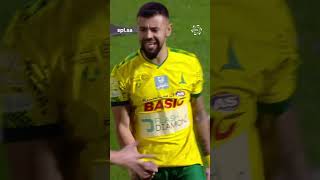 Paolo Fernandes got all 3 defenders, the goalkeeper, the crossbar, the post and the cameraman too 😤