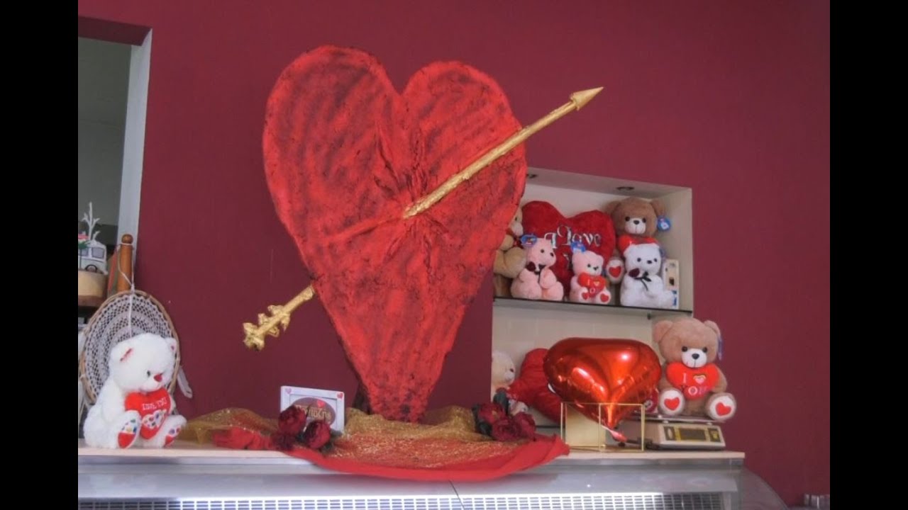 Τεράστια καρδιά από σοκολάτα για τον Άγιο Βαλεντίνο - YouTube