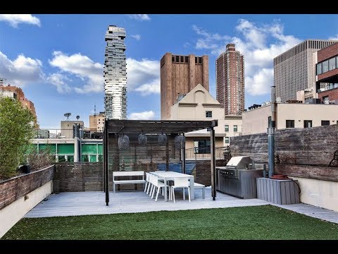 Video: Rozľahlé Tribeca Triplex sa môže pochváliť stredom storočia a moderné prvky dizajnu
