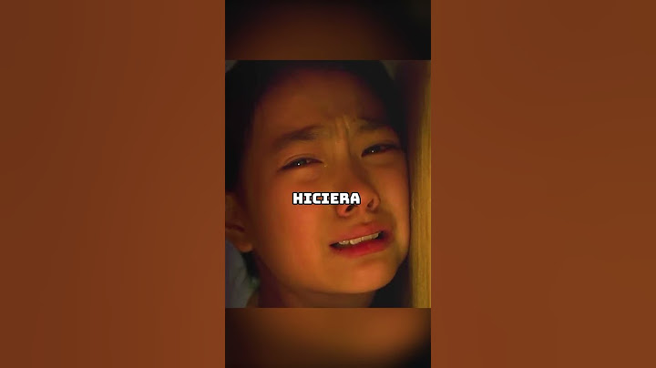 la niña juega a escondite con su familia