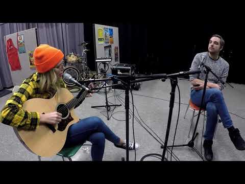 Elise Davis - "I Go To Bars And Get Drunk"