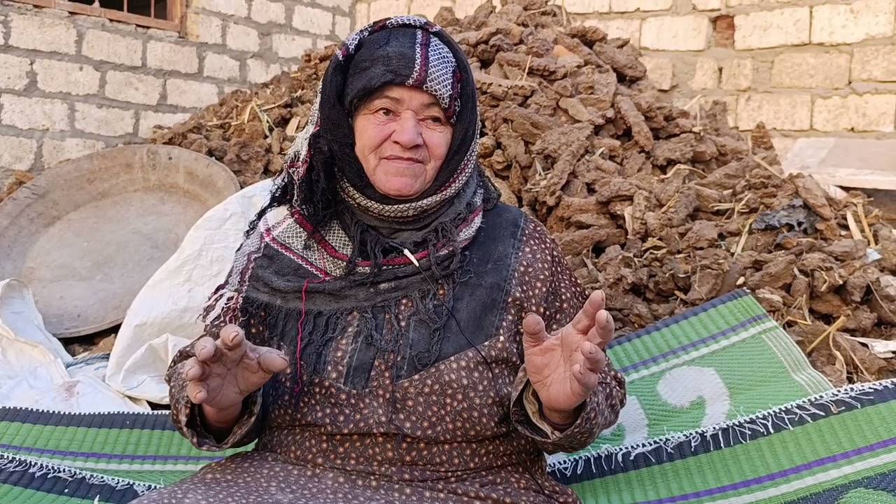 سيدة مسنة تخبز البتاو وتوزعه على الفقراء