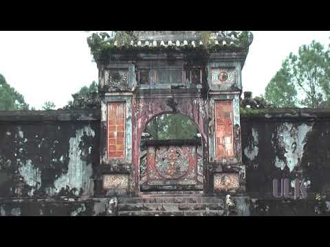 Video: Un recorrido a pie por la tumba real de Tu Duc, Hue, Vietnam