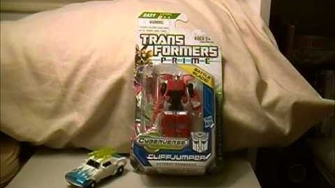 Tailgate and Cliffjumper Cyberverse Legion Class Transformers