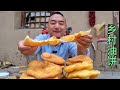 金黄香酥的炸油饼,越嚼越香在配上辣椒和土豆丝咬一口太满足了