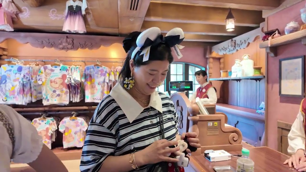 韓国人家族ディズニーランドでショッピング出動  가족여행 디즈니랜드서 쇼핑 시작