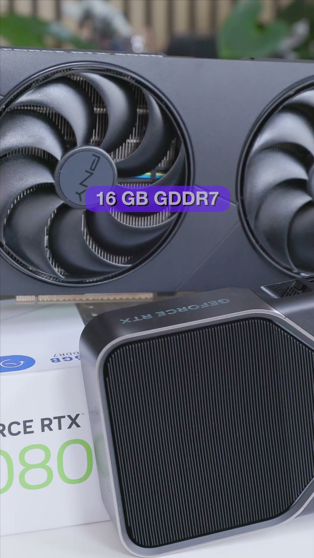Black-Out GeForce RTX 5080 im SFF-Format - PNY GeForce RTX 5080 Slim OC im Vergleich