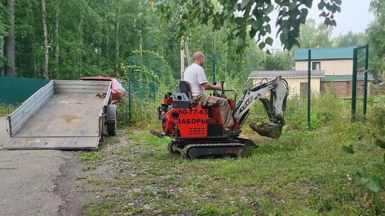 Мини-экскаватор.  Начали очередной забор. 
