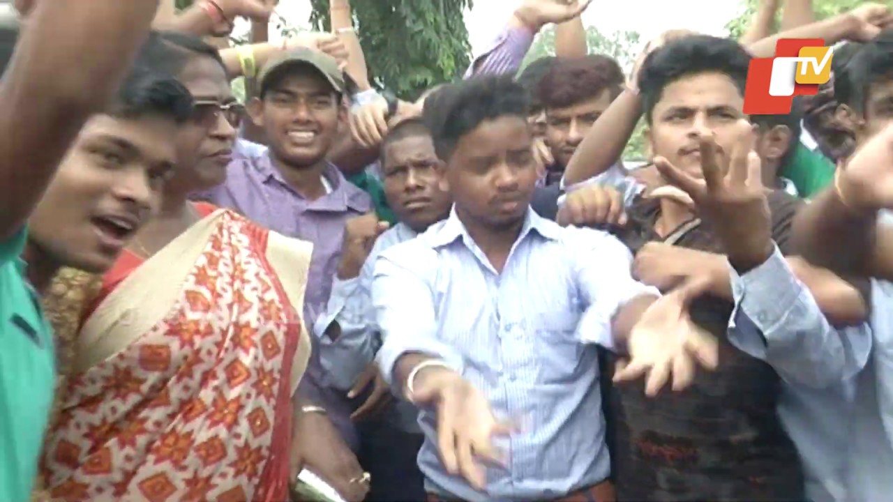 Hearing Impaired Students Stage Demonstration Outside Minister Sudam Marandi's House