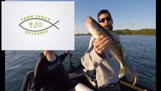 How to pull crawler harnesses in the Detroit River for Walleye