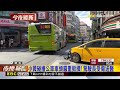 小黃撞破公車門！ 駕駛長受傷.10幾名乘客嚇壞 @newsebc