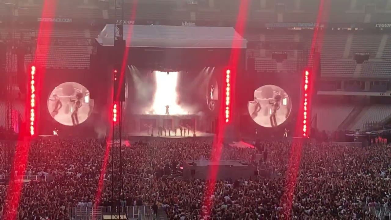 Lady Gaga - Bad romance ( Live Paris 2022 )