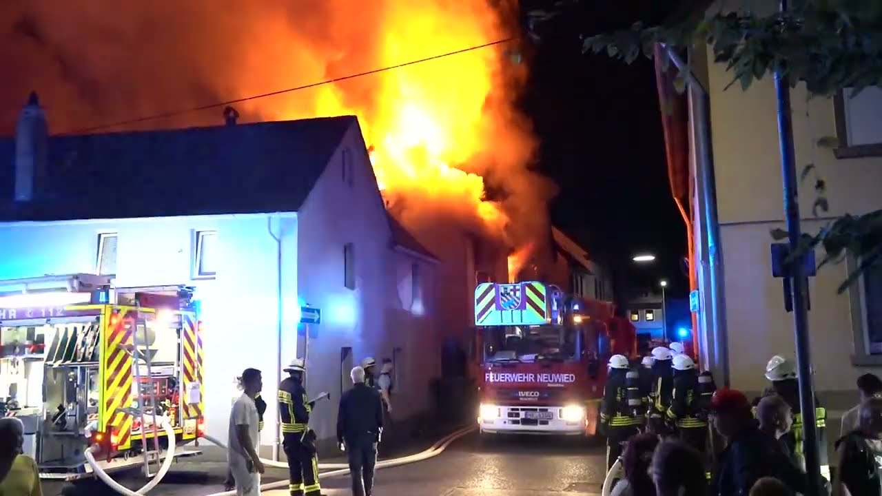 Engers (Neuwied) - Wohnhaus in Vollbrand - Kripo ermittelt ! - Feuerwehr im Großeinsatz !