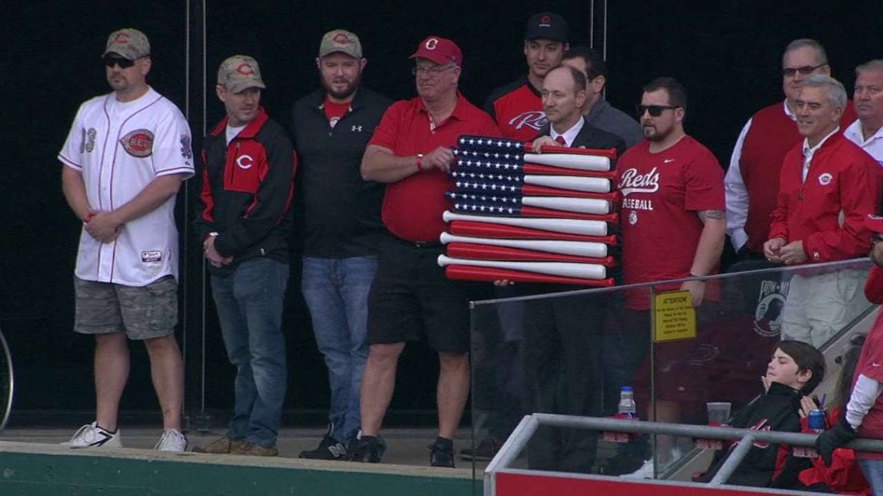 PHI@CIN: Veterans present gift to Reds Hall of Fame