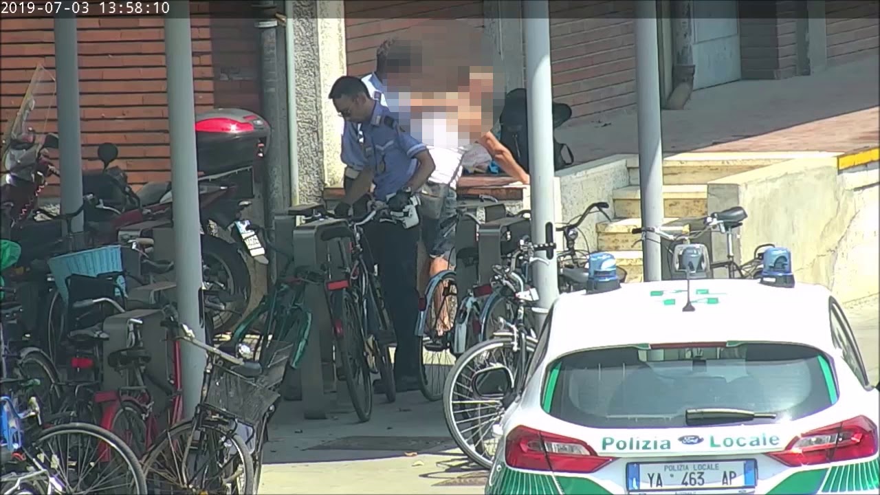 Ruba bici in stazione a Cremona: l'arresto
