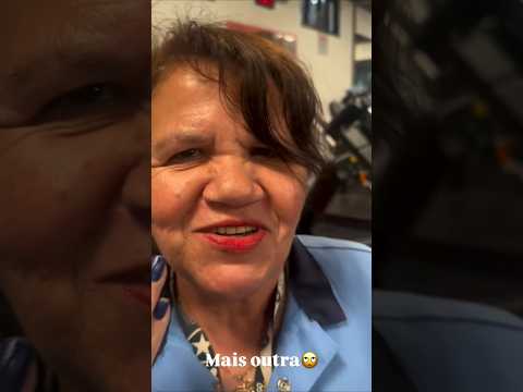 Cantando a música fruta no palito