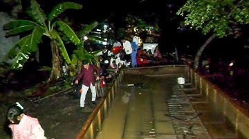 Cảnh rước dâu qua sông trời mưa tầm tả lúc 3 giờ sáng , thương cô dâu phụ vấp ngả sắp mặt .