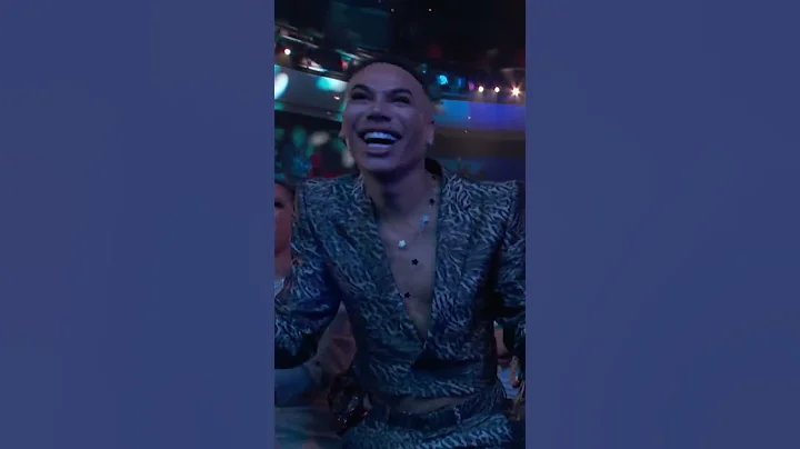 Lil Kim Shows Why She's The Queen 🐝 & People Can't Get Enough! | Hip Hop Awards '22 #Shorts #lilkim