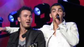 Jonas Brothers "thats just the way we roll" live 2013