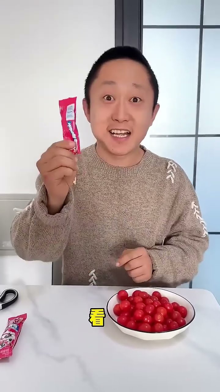 儿子要吃棒棒糖，还是爸爸有办法 #呆萌小米宝#萌娃#熊孩子