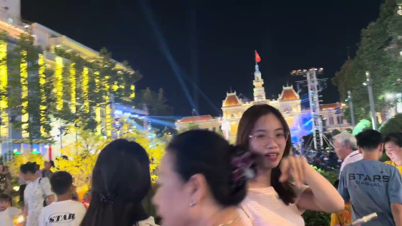 Phố đi bộ Nguyễn Huệ rộn ràng tối M4 Tết