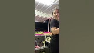 Tante live sambil jualan body montok bgt