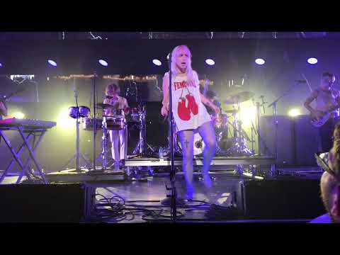 Caught in the Middle LIVE - Paramore