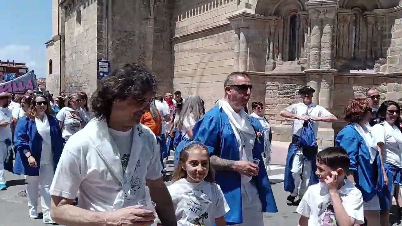 Desfile chiqui Cuadrillas Los Brindis, Los Estrafalarios y La Txanza 