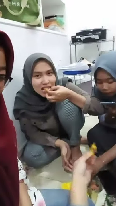 Berebut rujak berujung rusuh