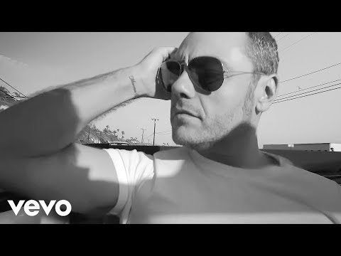 Tiziano Ferro - Potremmo Ritornare (Backstage On The Beach Video)