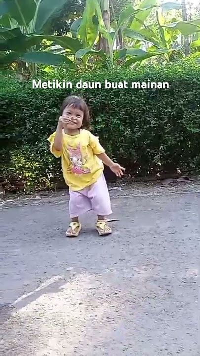 petik daun buat mainan #bayilucu #viral #shortvideo #trendingvideo #namaku #qiyya