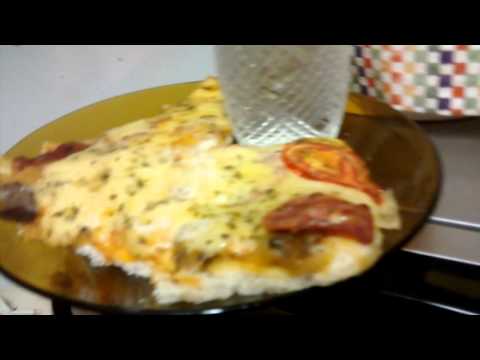 Vídeo: Como reaquecer pizza no microondas