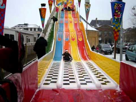 William tout schuss sur le toboggan gant du March de Nol