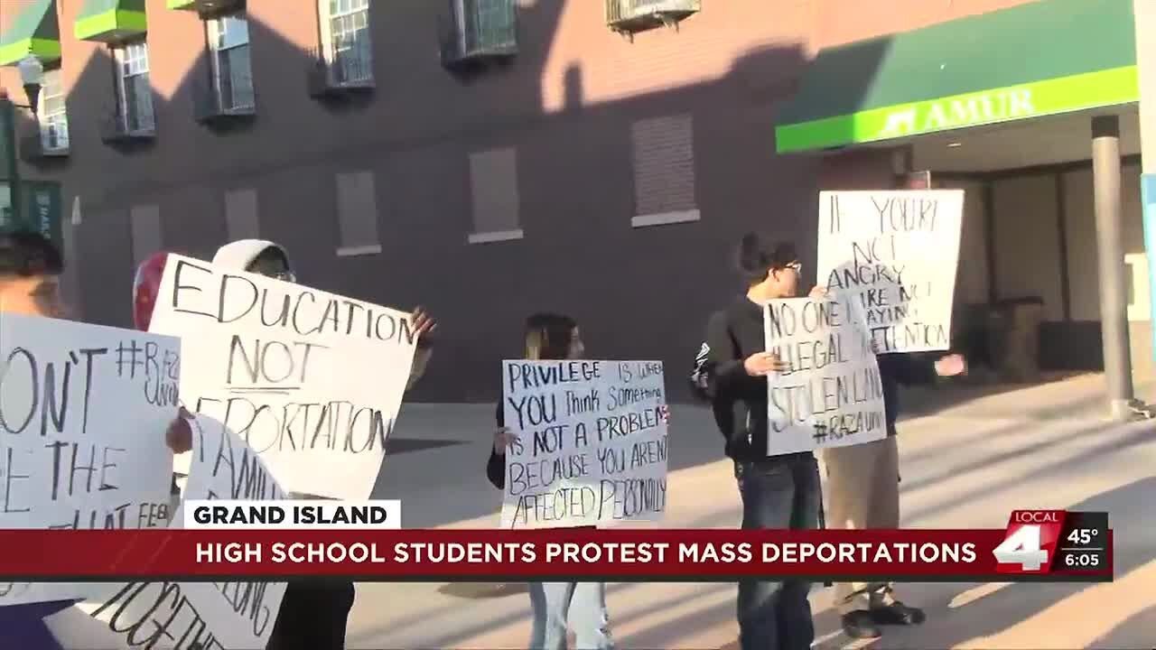 High school students protest mass deportations - YouTube