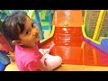 Salsa naik Perosotan di taman bermain anak | indoor Playground Fun kids