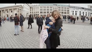 Free Hugs Campaign Berlin Resimi