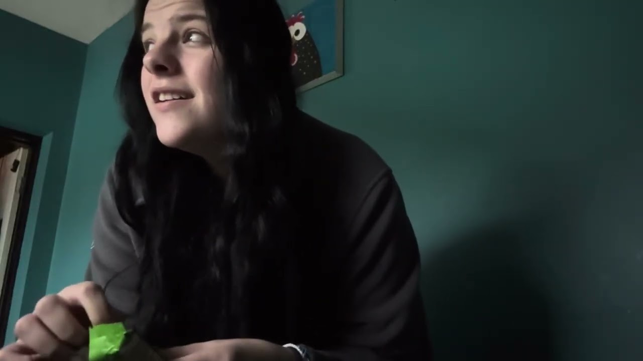 Пробую единственную еду для Хэллоуина, которую мне удалось найти // vloggoween день 22