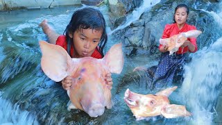 Woman with small girl eat orange saw head pig for cook |give to dog