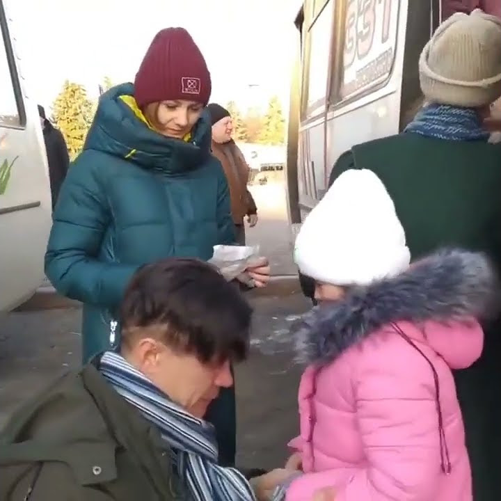 Top 30+ Wallpapers father saying goodbye to his daughter ukraine Stunning