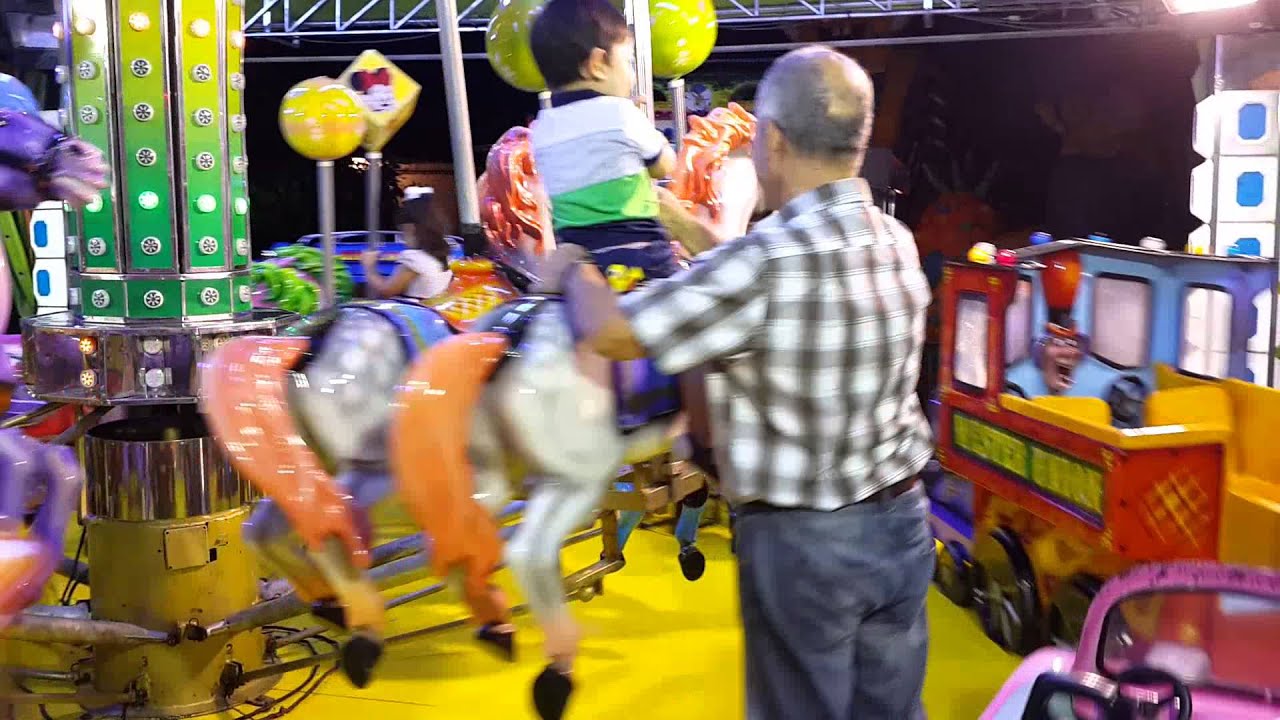 Leo en el tiovivo caballitos y coches