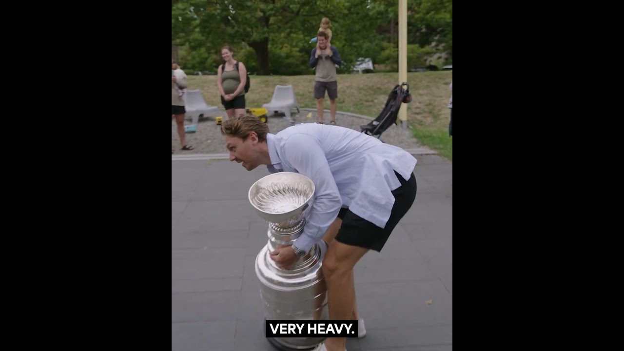 ⭐️😻 All-Star on and off the ice: Sam Reinhart takes The Cup to see some very important fans 🏆😻