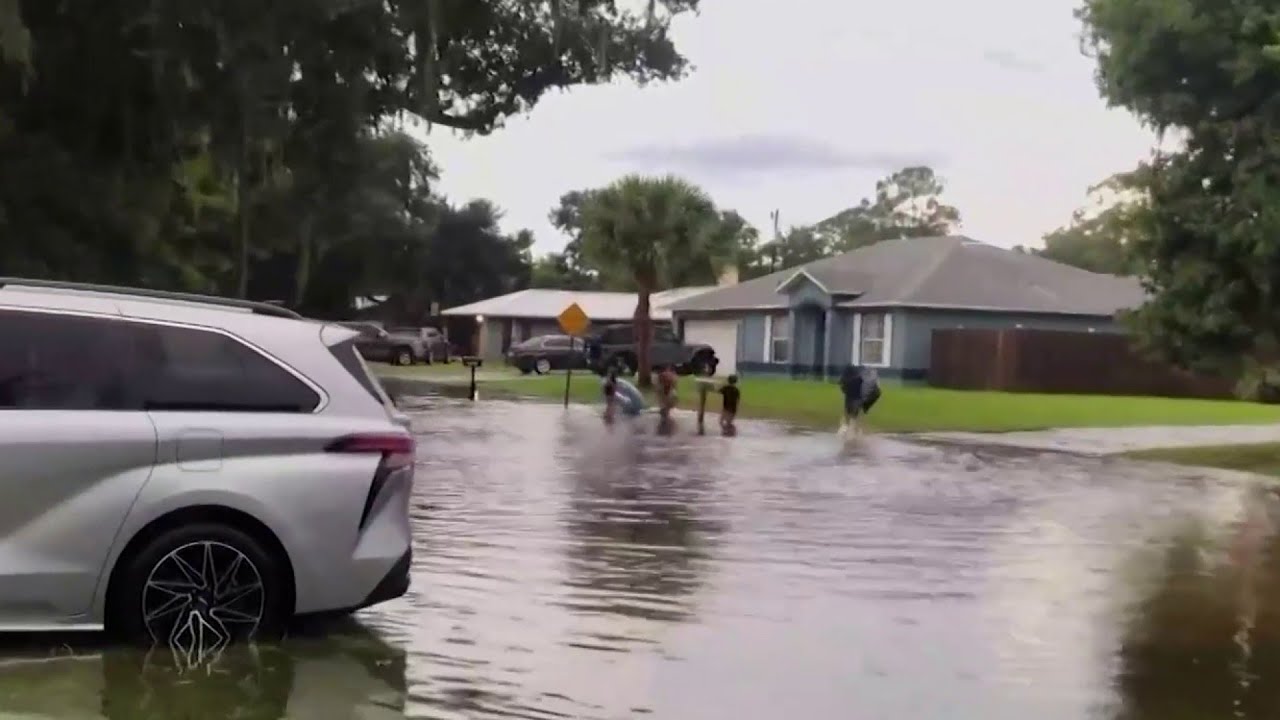 Sandbag site set up in Edgewater after severe flooding - YouTube