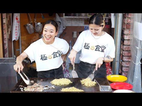 西成 ホルモン 焼きそば Powerful Women's Meat Fried Noodles - Japanese Street Food - Horumon Yakisoba 極食堂