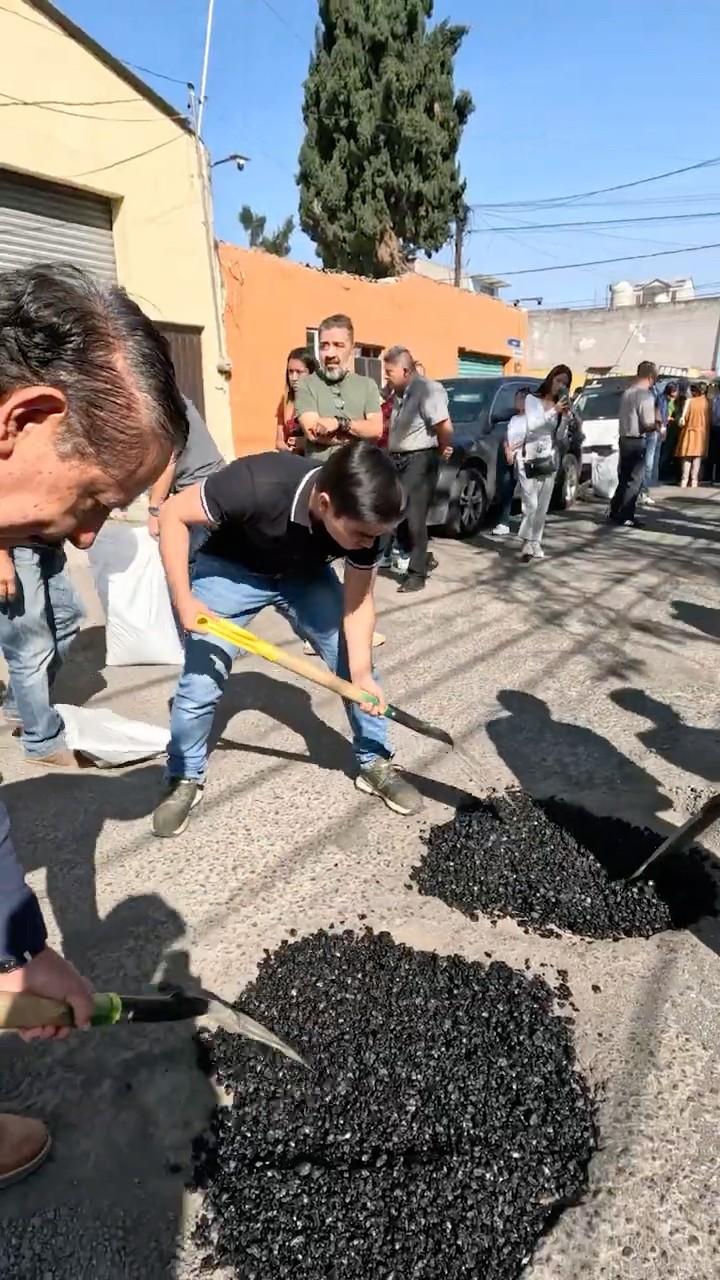 Mexicano genio usa basura para tapar baches
