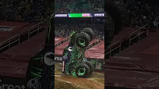 Krysten showing how it’s done 🏴‍☠️💚💜 #monsterjam #motorsport #gravedigger #blondetothebone