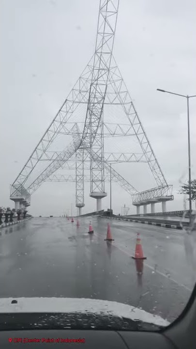 menikmati sore hari dikala hujan turun di Centre Point of Indonesia, Makassar