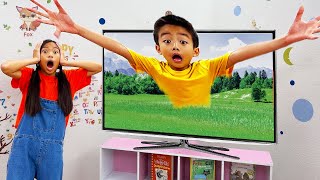 Wendy y Eric Son Absorbidos Por La Televisión | Los Niños Aprenden a No Ver Televisión Demasiada