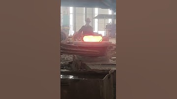 Extremely dangerous forging, forging cylindrical iron blocks into giant screws at high temperatures!