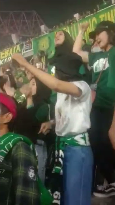 BONITA CANTIK BIKIN HEBOH DI TRIBUN DAN PEMAIN PERSEBAYA