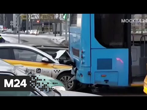На востоке Москвы автомобиль такси врезался в рейсовый автобус - Москва 24